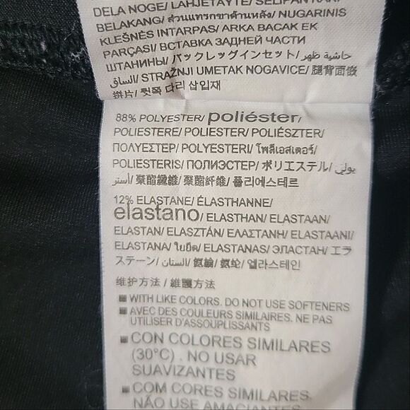 Under Armour Women's Black HeatGear® Compression Capris - Picture 10 of 12